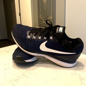 Women’s NIKE Zoom shoes sz 8